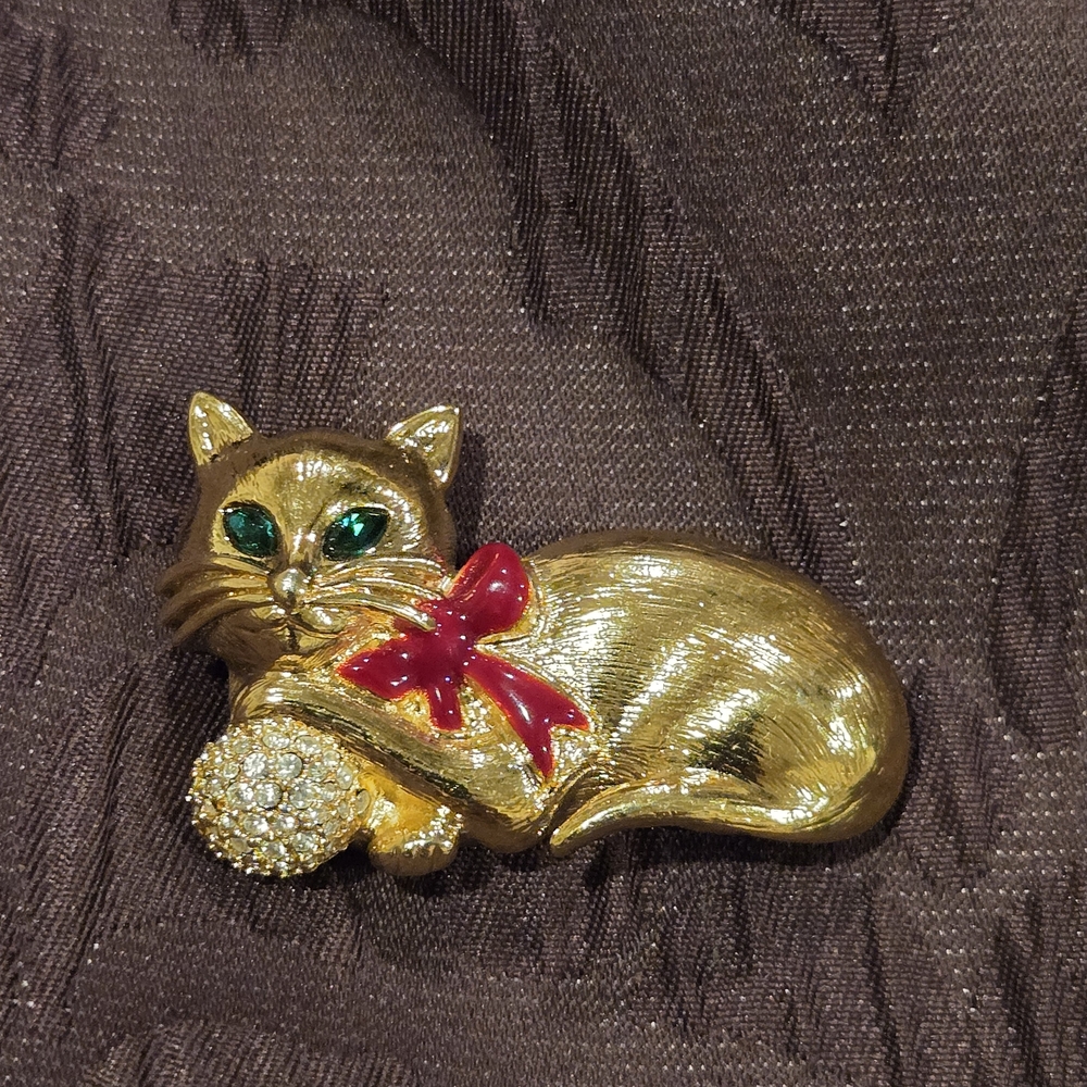 Napier Gold Cat Brooch with Red Bow and Green Eyes. Vintage. Signed.